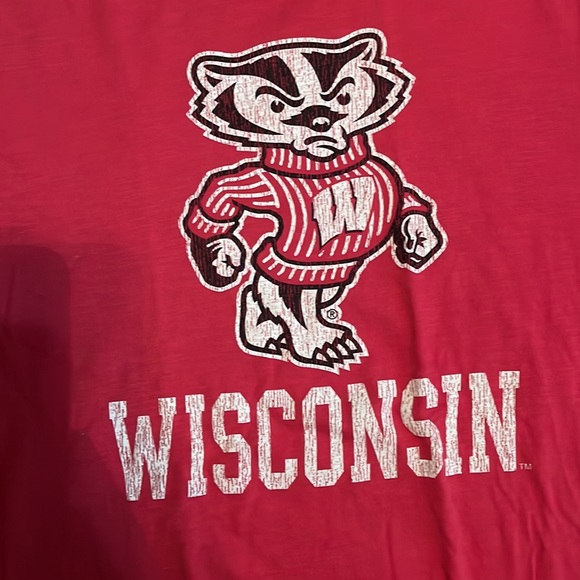 Wisconsin Badgers Tshirt - Picture 2 of 3